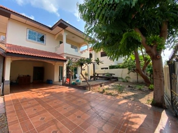 Front of House, with large tree and driveway
