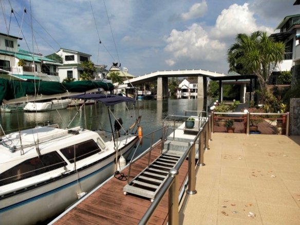 Jomtien Yacht Club 3 boat pier