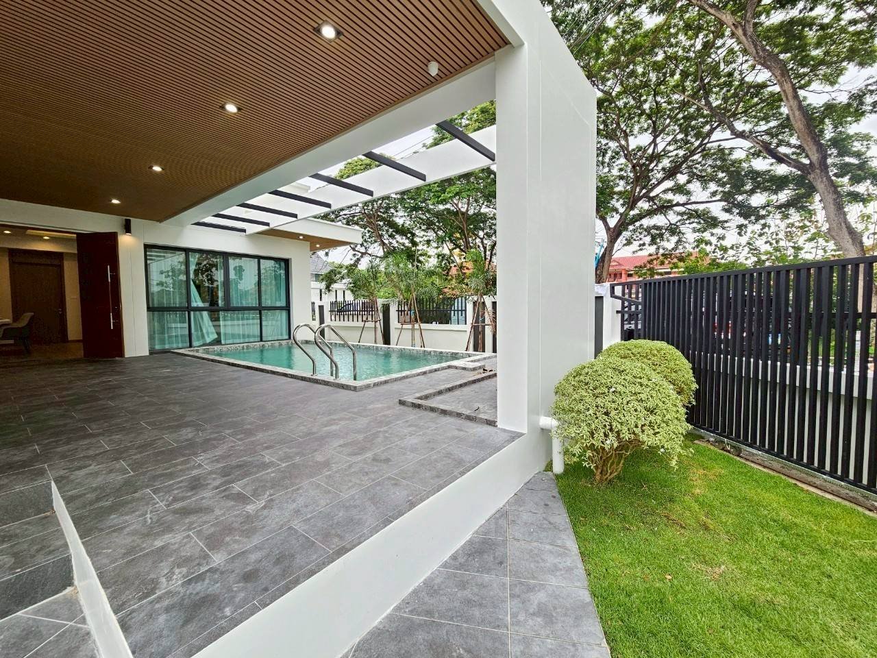 Jomtien Pool Villa (1)