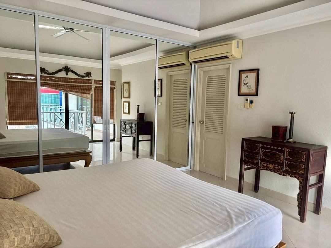LINE_ALBUM_Pool Villa Pratumnak for Rent_260525_12