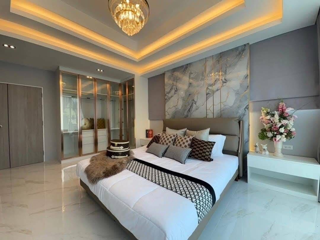 Pool Villa Central Park 4-2 (10) Luxury modern bedroom with marble artwork, crystal chandelier, and elegant furnishings