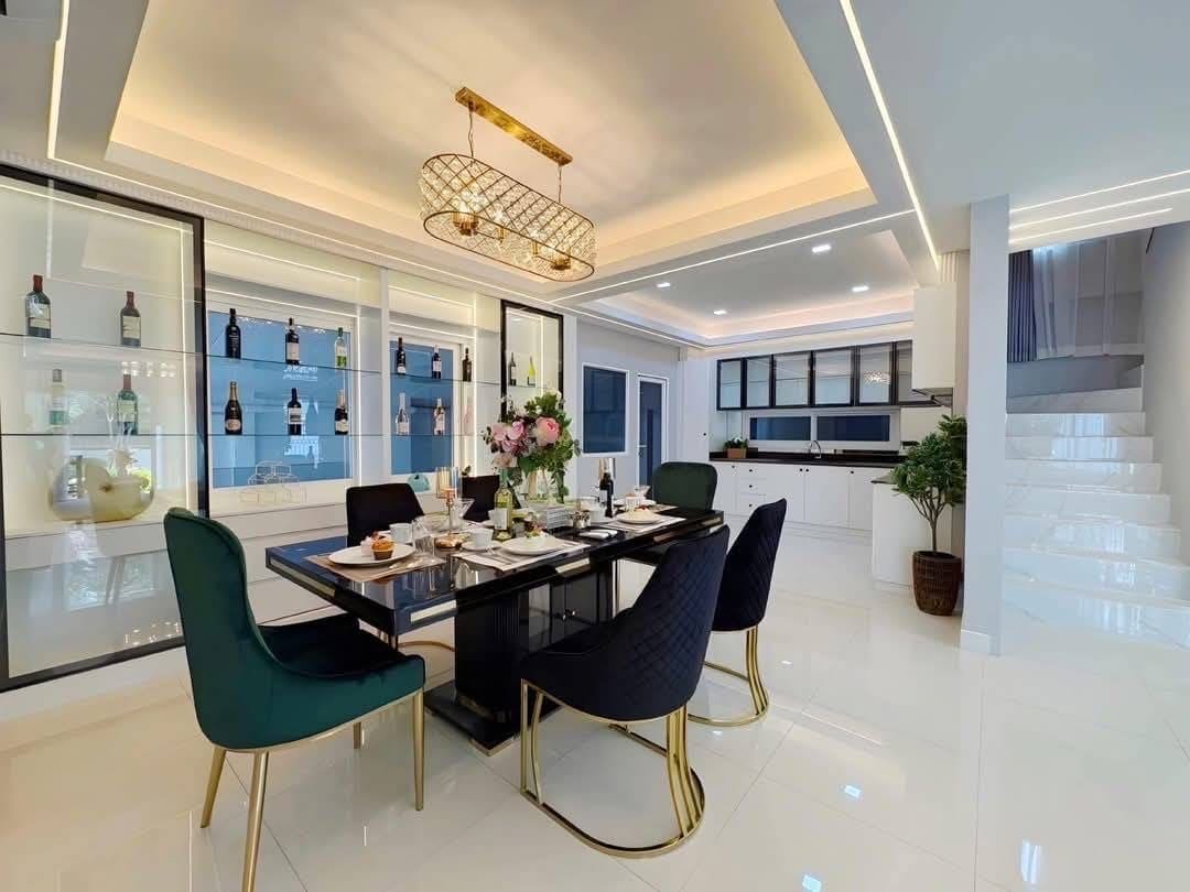 Pool Villa Central Park 4-2 (16) Modern luxury dining room with black table, green and black chairs, wine display shelving