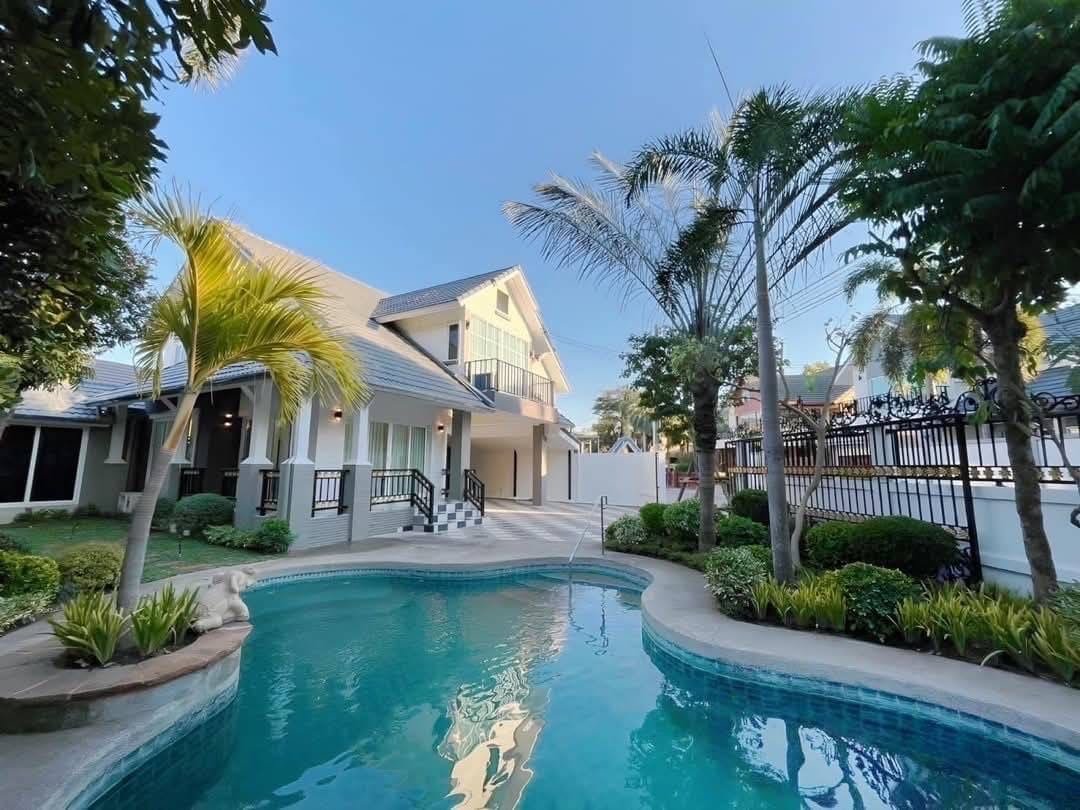 Pool Villa Central Park 4-2 (2) Modern white house with curved swimming pool and tropical palm trees
