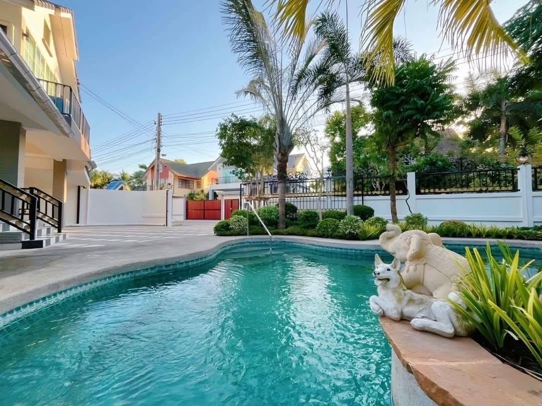 Pool Villa Central Park 4-2 (3) Luxury backyard with turquoise swimming pool and white dog statue