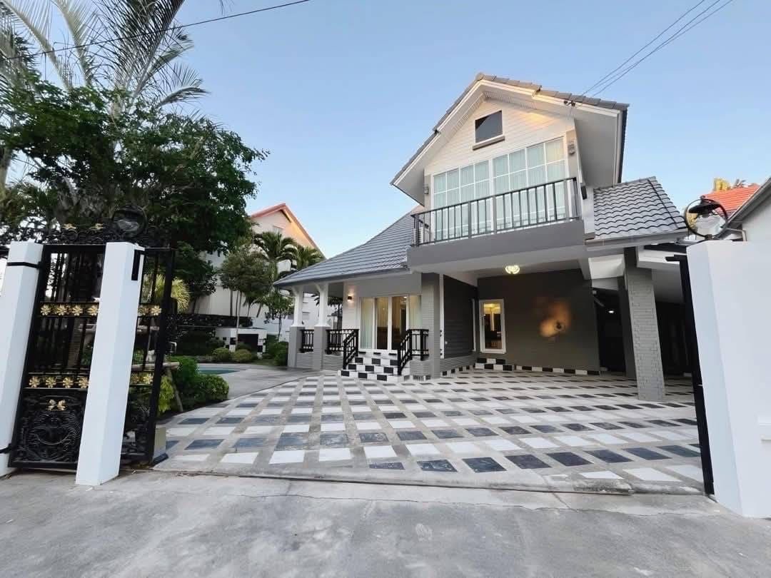 Pool Villa Central Park 4-2 (6) Modern two-story white house with geometric patterned driveway and black gate