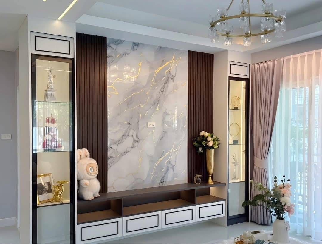 Pool Villa Central Park 4-2 (9) Modern luxury living room with marble accent wall and display cabinets